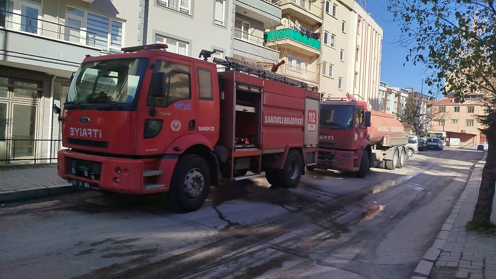 Afyonkarahisar’da 5 katlı bir binanın çatı katında çıkan yangın büyük