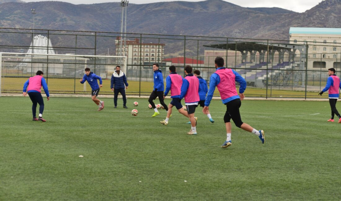 Karşılaşmaya kontrollü başlayan Afyonspor, ilk bölümde oyunu dengede tutmaya çalıştı.