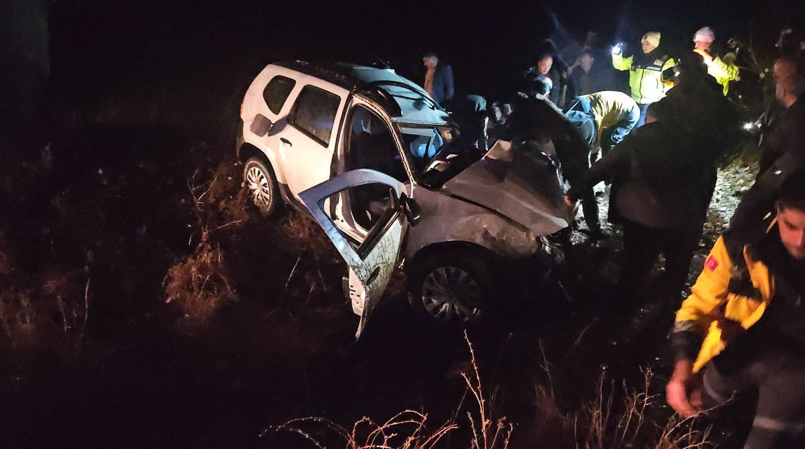 Dinar ilçesinde kamyon ile çarpışıp şarampole devrilen otomobil sürücüsü hayatını