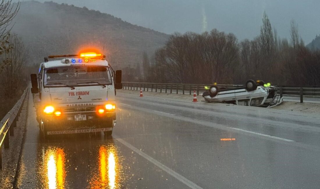 Afyonkarahisar’da kontrolden çıkarak yol ortasındaki refüje devrilen otomobil sürücüsü yaralandı.