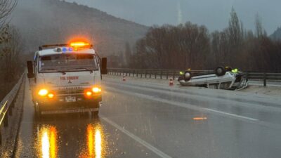Afyonkarahisar’da kontrolden çıkarak yol ortasındaki refüje devrilen otomobil sürücüsü yaralandı.