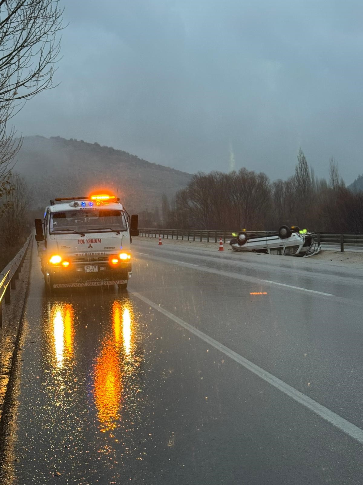 Afyonkarahisar’da kontrolden çıkarak yol ortasındaki refüje devrilen otomobil sürücüsü yaralandı.