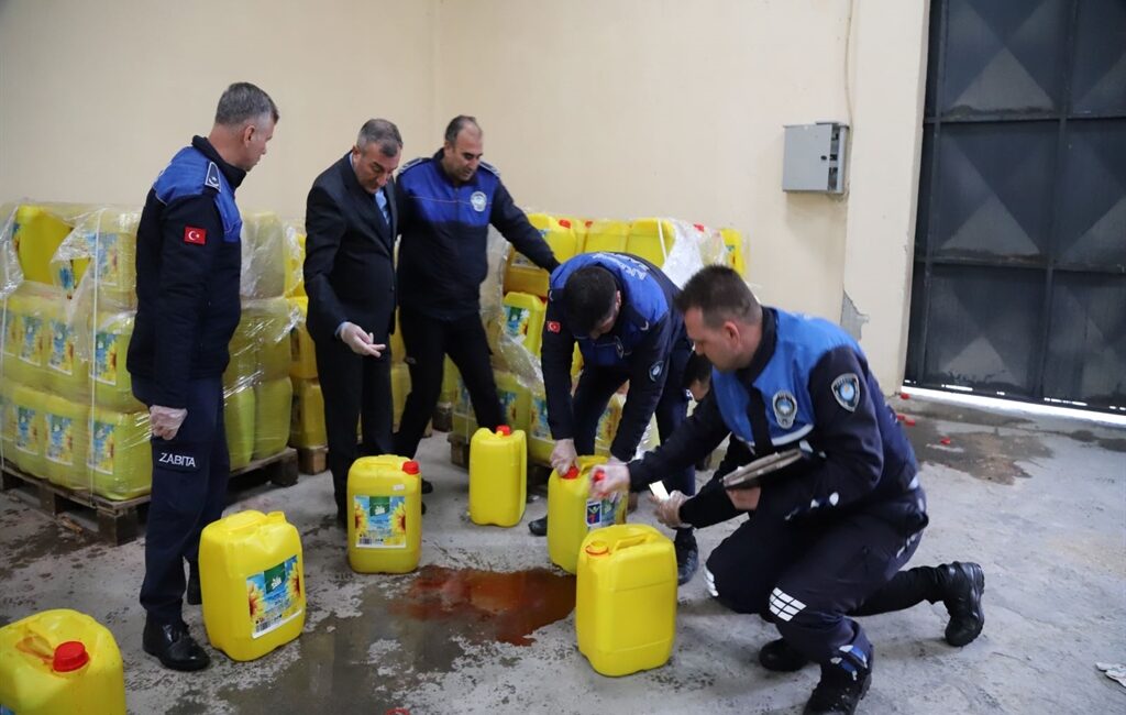 Mersin'in Akdeniz ilçesinde bir depoya düzenlenen operasyonda, ayçiçeği yağı ambalajları