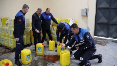 Mersin'in Akdeniz ilçesinde bir depoya düzenlenen operasyonda, ayçiçeği yağı ambalajları