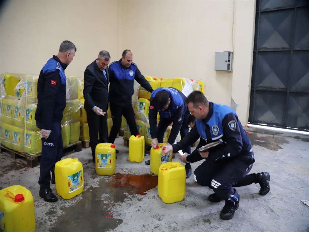 Mersin'in Akdeniz ilçesinde bir depoya düzenlenen operasyonda, ayçiçeği yağı ambalajları