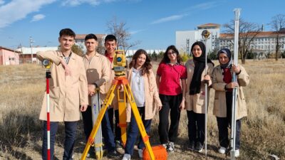 Öğrenciler aldıkları teorik eğitimleri pratiğe dökerken aynı zamanda saha da