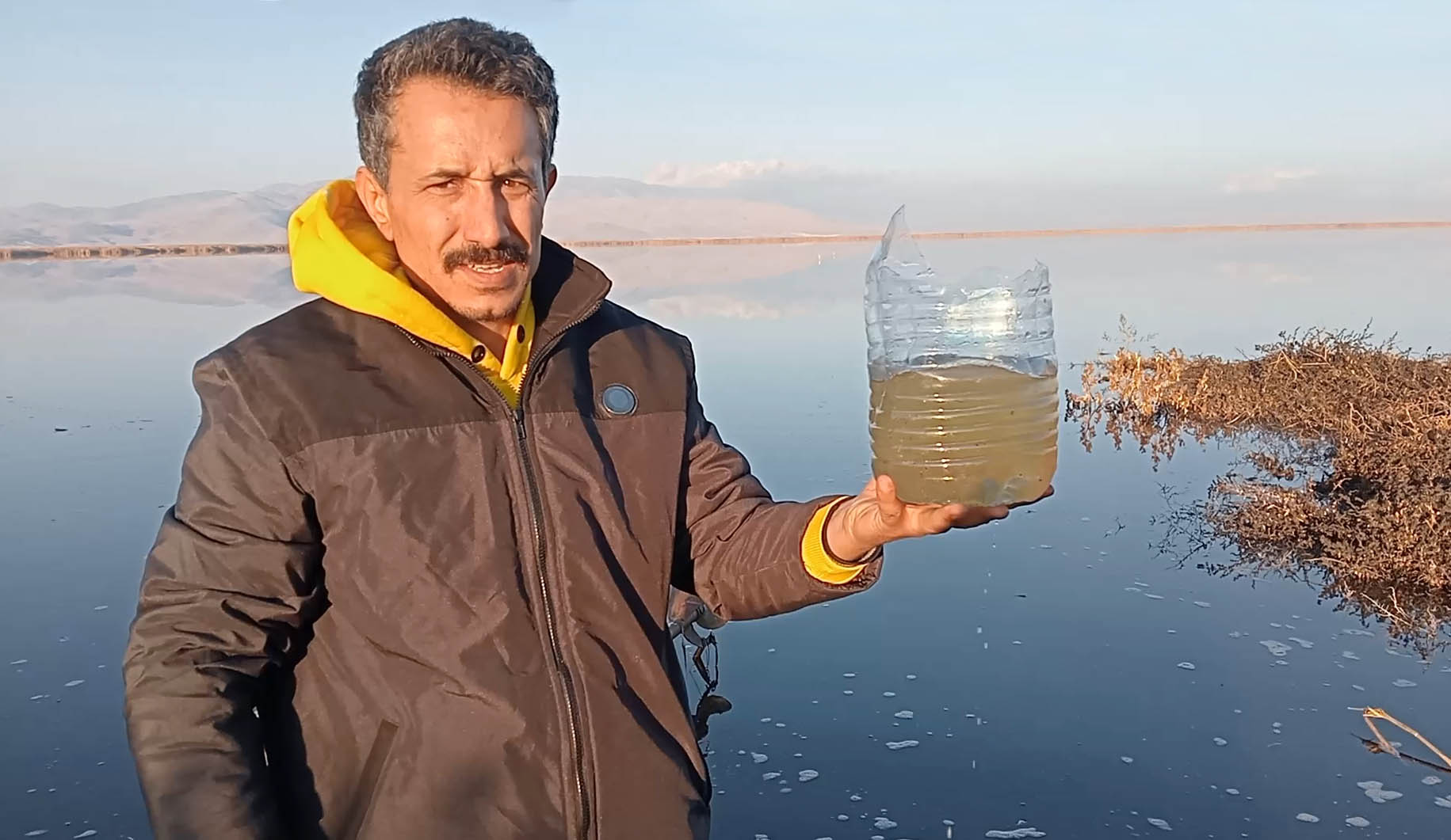 AFYONKARAHİSAR'daki Eber Gölü'nde su seviyesinin önemli ölçüde düştüğünü ve kirliliğin