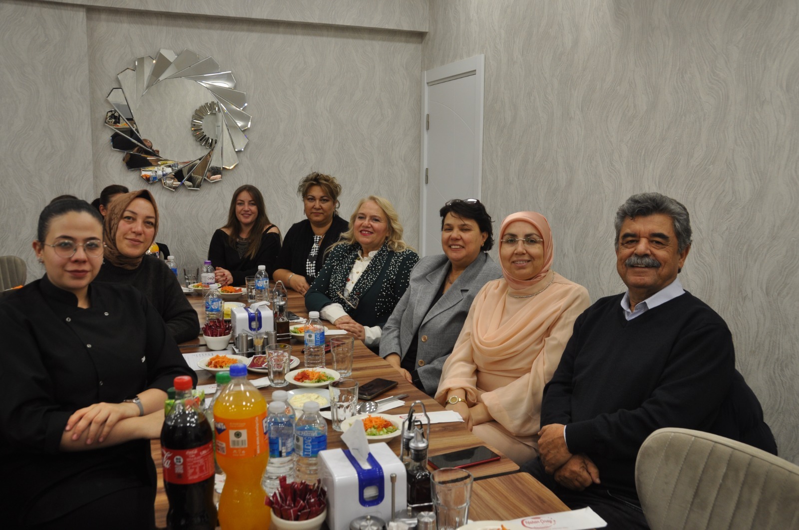 Çiçeği burnunda olan, yeni dernek ilk toplantısını, Çıray lokantasında yaparak,