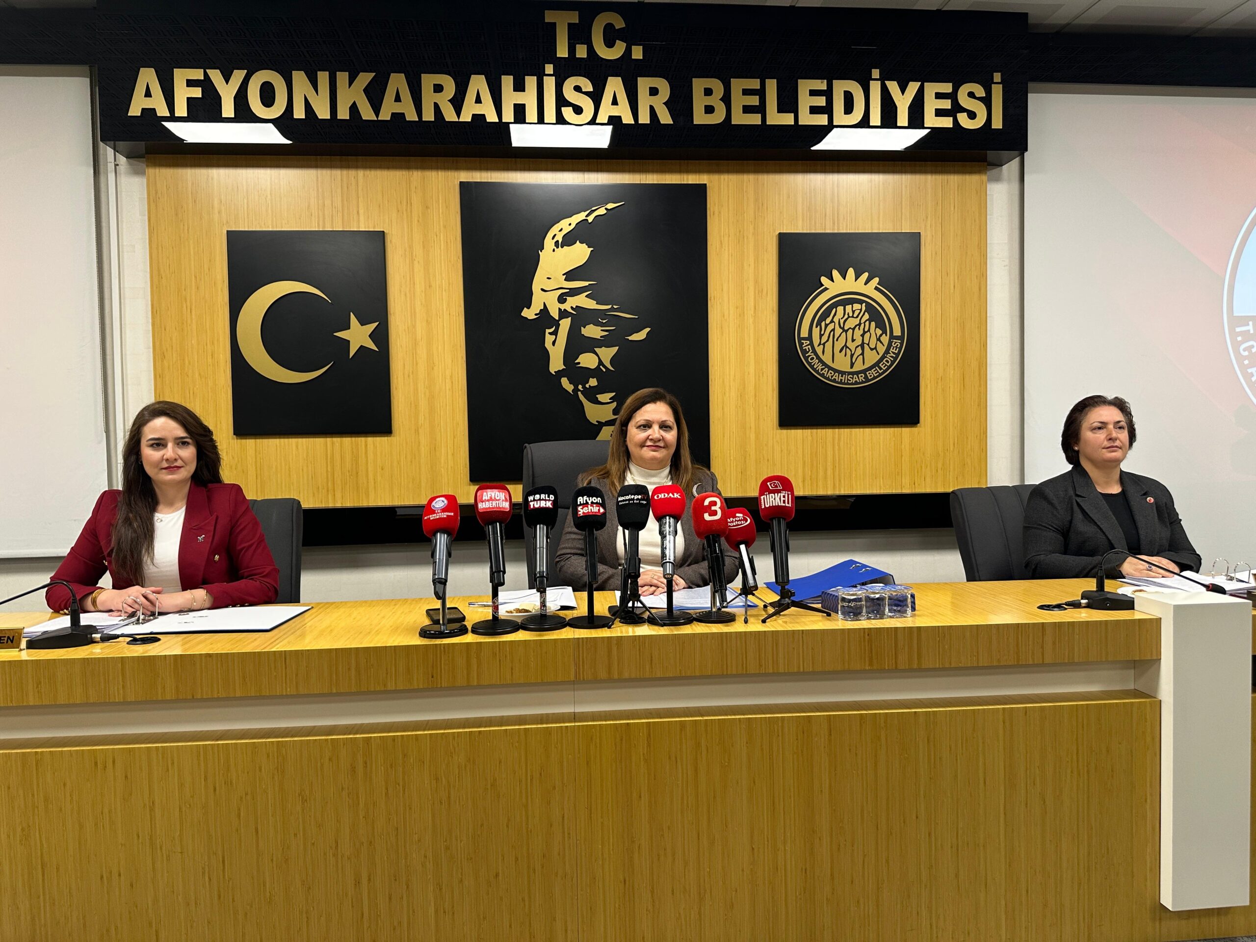 Belediye Meclisinde Gündem Görevden Alınan PersonellerAfyonkarahisar Belediye Başkanı Burcu Köksal,