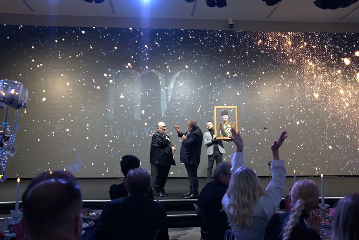 TAŞ Yapı Yönetim Kurulu Başkanı Emrullah Turanlı, bir dernek yararına