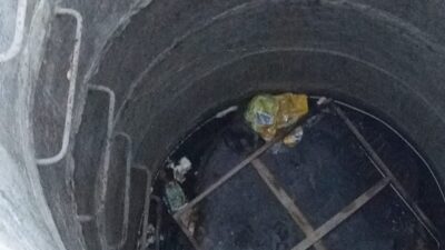 Hatay’ın Antakya ilçesinde su kuyusuna düşen yavru kedi, itfaiye ekipleri