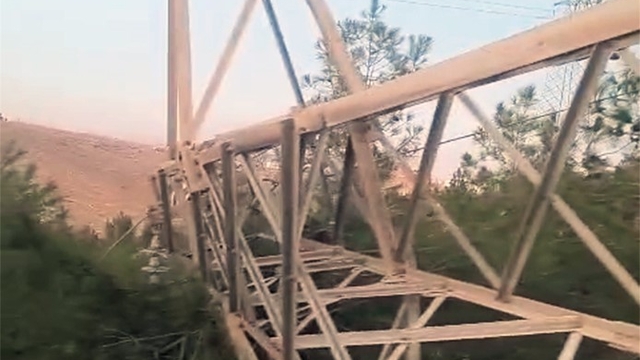 Şanlıurfa'da elektrik direği hırsızlığı, nakil kablolarının çalınmasıyla birlikte bölgeyi elektriksiz