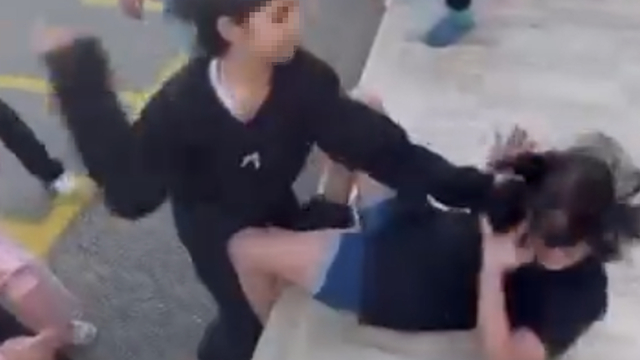 Antalya Serik’te bir ilkokul bahçesinde 11 öğrenci, bir kız arkadaşlarını