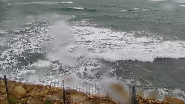 Kocaeli'de şiddetli fırtına etkili oluyor. Kandıra sahillerinde dalgalar metrelerce yükselirken,