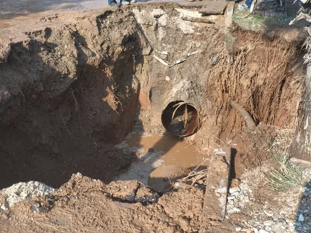 Adana’nın Seyhan ilçesinde sabah saatlerinde meydana gelen içme suyu hattı
