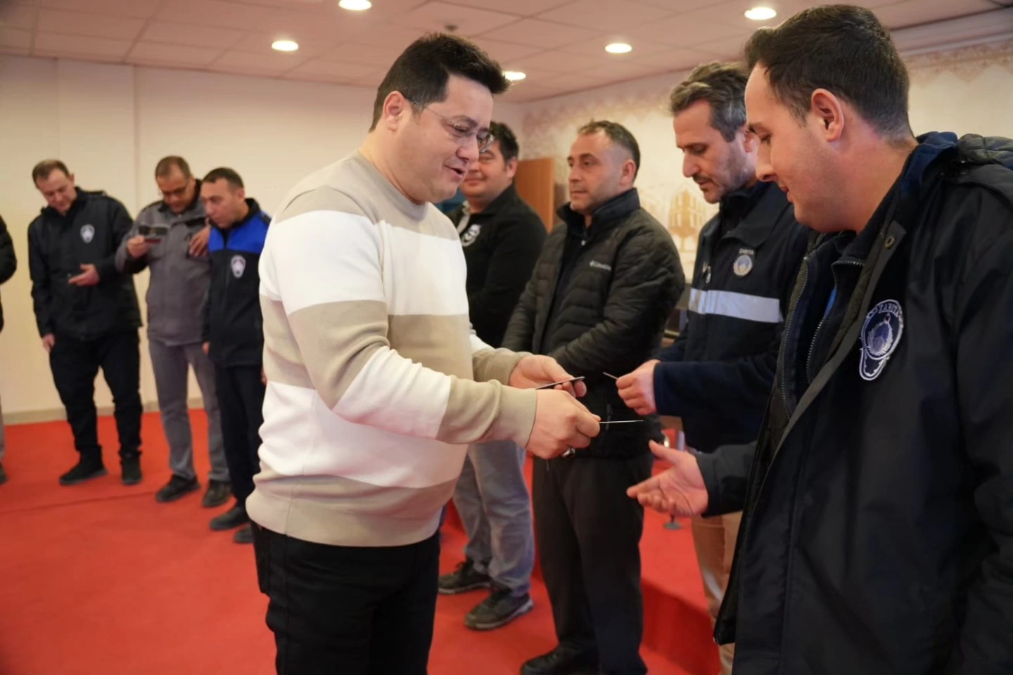 Bolvadin Belediye Başkanı Derviş Aynacı, Zabıta Müdürlüğü personeliyle sabah kahvaltısında