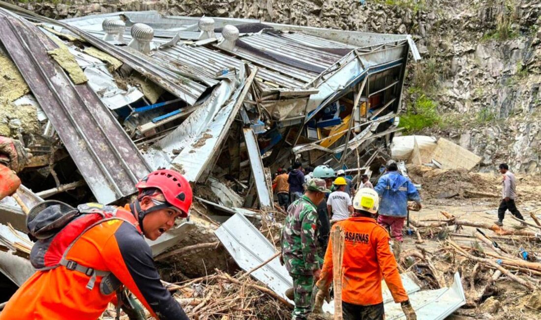 Sumatra Adası’nı vuran Ditwah Kasırgası sonrası oluşan selde ölü sayısı