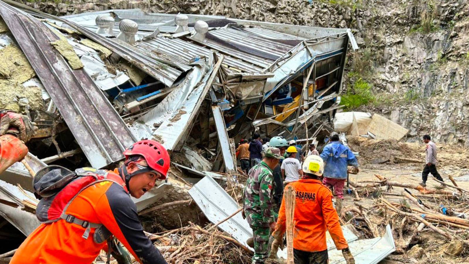 Sumatra Adası’nı vuran Ditwah Kasırgası sonrası oluşan selde ölü sayısı