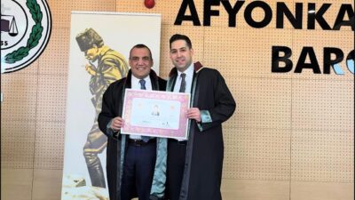 Serim, ruhsatını Av. Mahmut Ekici’nin elinden alırken törende meslek yeminini