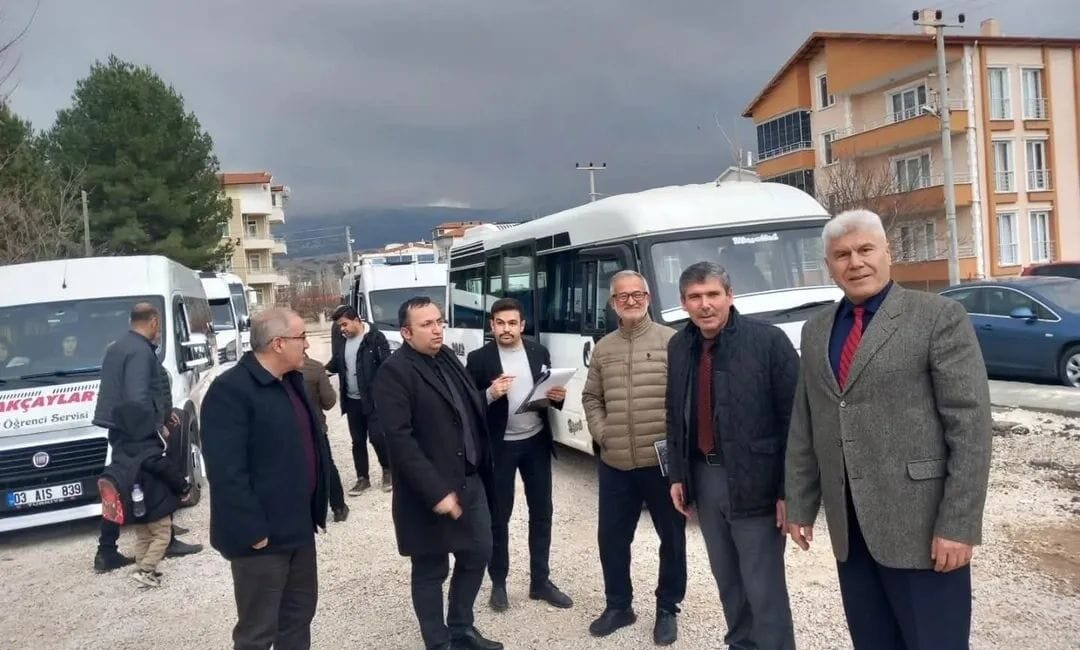 Afyonkarahisar'ın Dinar ilçesinde öğrenci servis araçlarına yönelik denetim gerçekleştirildi.