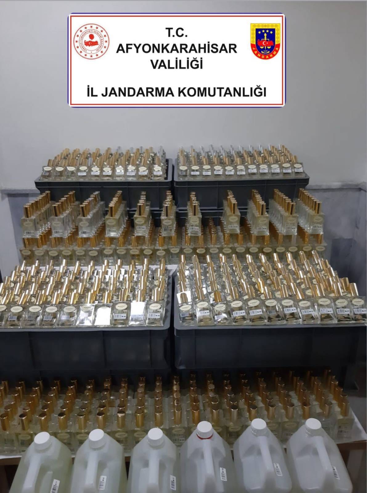 Afyonkarahisar İl Jandarma Komutanlığı ekipleri, il merkezinde sahte ve kaçak