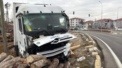 Afyonkarahisar’da bir tır kontrolden çıkarak yol kenarındaki kereste fabrikasının tomruk