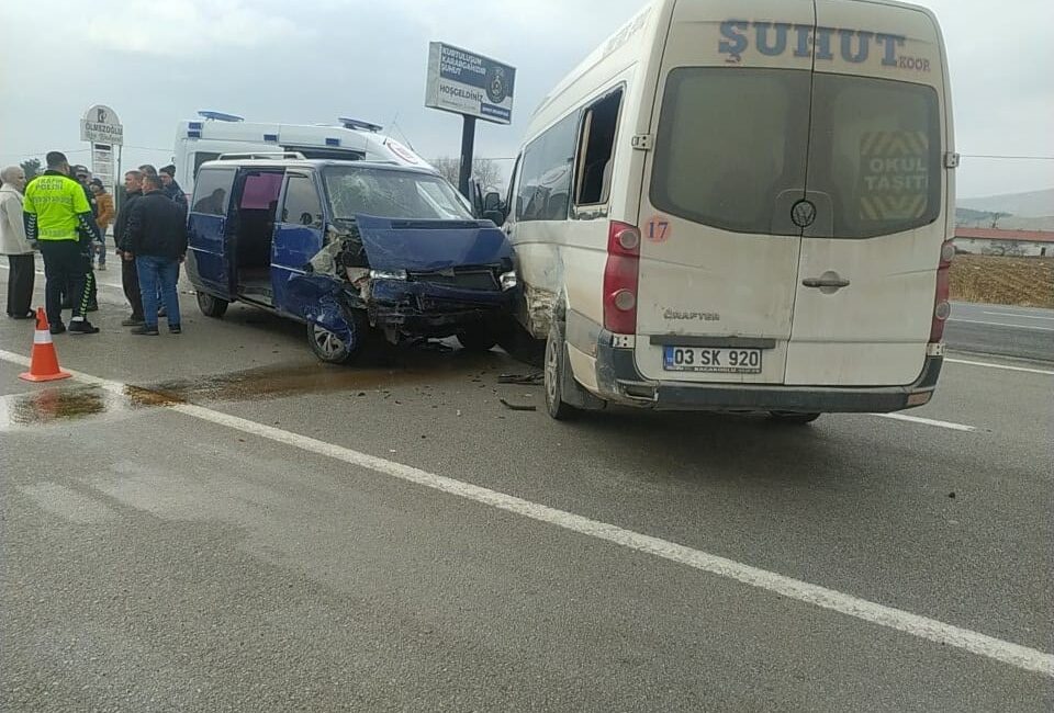 Afyonkarahisar'da biri yolcu minibüsü olmak üzere 2 minibüsün çarpışması sonucu