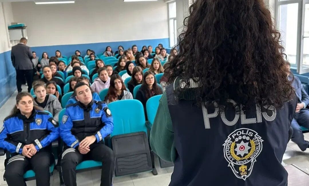 Afyonkarahisar'ın Sandıklı ilçesinde polis ekipleri tarafından lise öğrencilerine yönelik güvenli