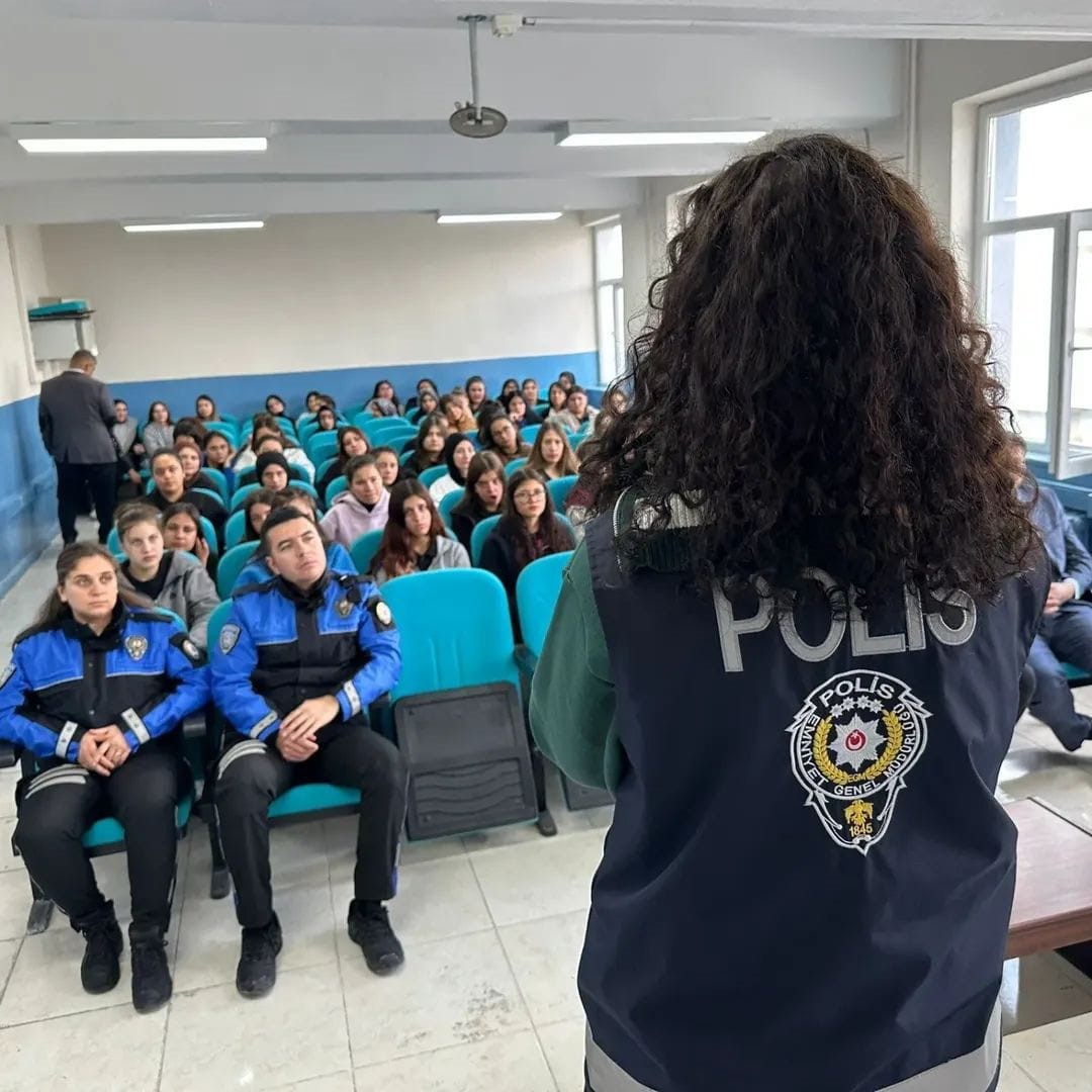 Afyonkarahisar'ın Sandıklı ilçesinde polis ekipleri tarafından lise öğrencilerine yönelik güvenli