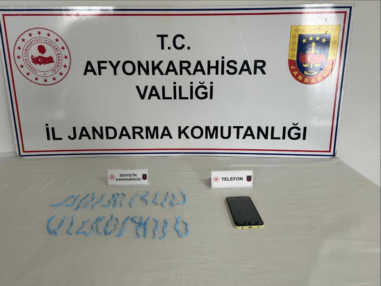 Afyonkarahisar İl Jandarma Komutanlığı ekipleri, Sinanpaşa ilçesinde yürütülen uyuşturucuyla mücadele