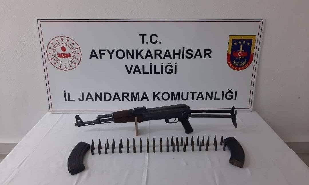 Jandarma ekipleri’nin Afyonkarahisar’ın Dinar ilçesinde durdurdukları otomobilden ruhsatsız bir adet