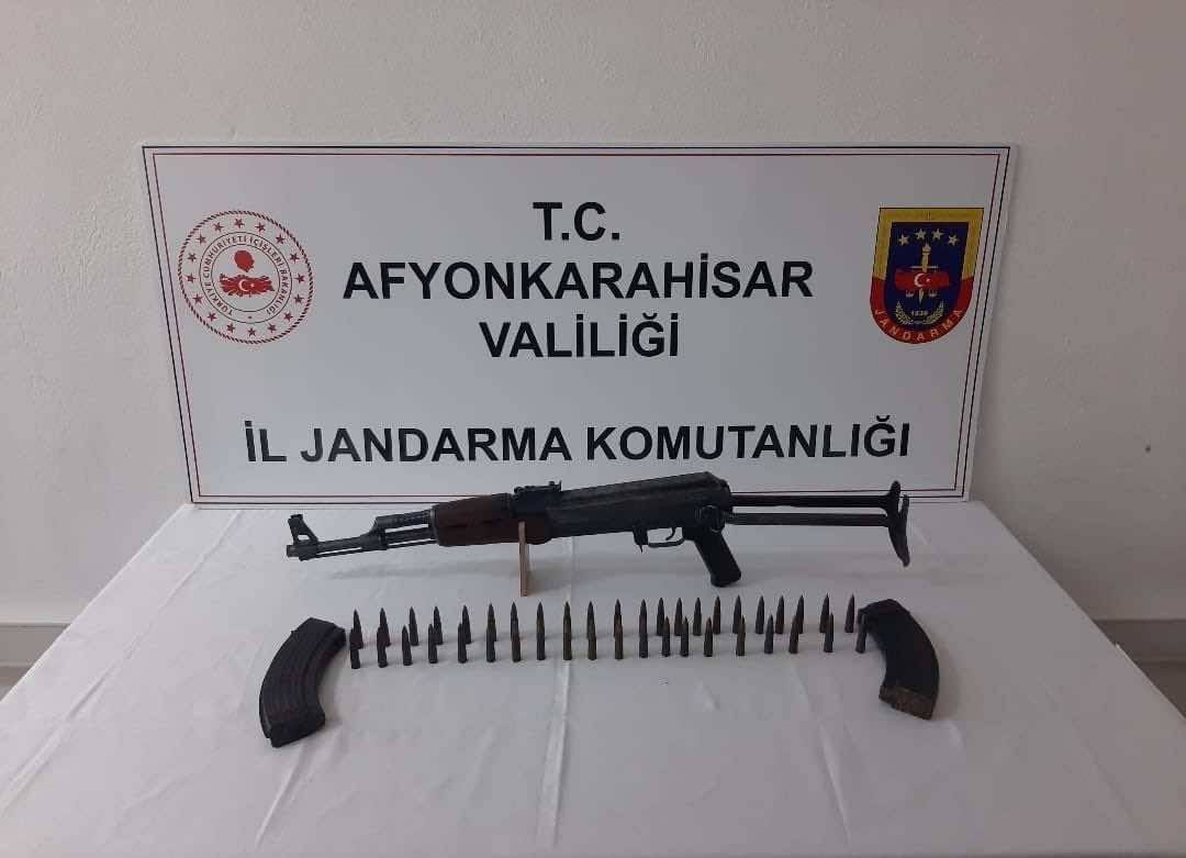 Jandarma ekipleri’nin Afyonkarahisar’ın Dinar ilçesinde durdurdukları otomobilden ruhsatsız bir adet