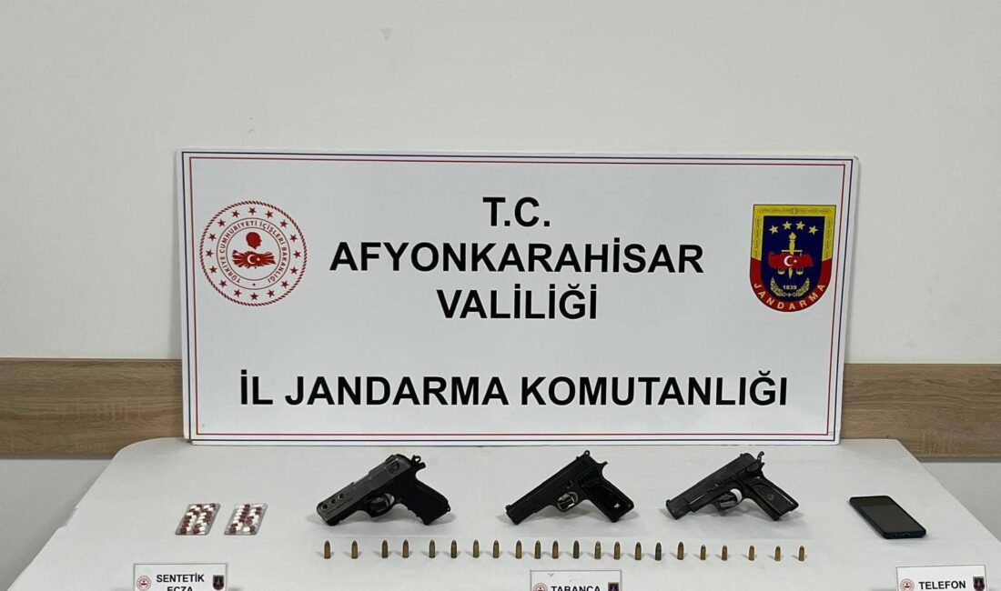 Afyonkarahisar'da Jandarma tarafından yapılan operasyonda uyuşturucu hap ve ruhsatsız tabancalarla