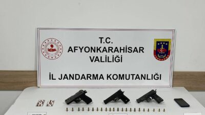 Afyonkarahisar'da Jandarma tarafından yapılan operasyonda uyuşturucu hap ve ruhsatsız tabancalarla