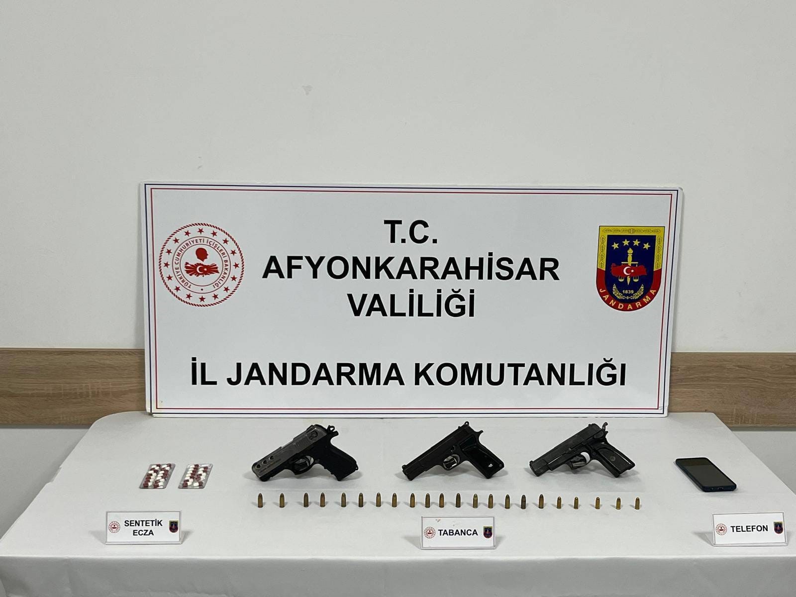 Afyonkarahisar'da Jandarma tarafından yapılan operasyonda uyuşturucu hap ve ruhsatsız tabancalarla