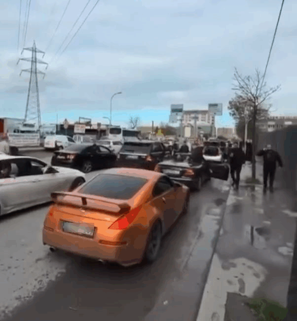 İstanbul Bağcılar’da lüks araçlarla oluşan düğün konvoyu, yol ortasında durarak