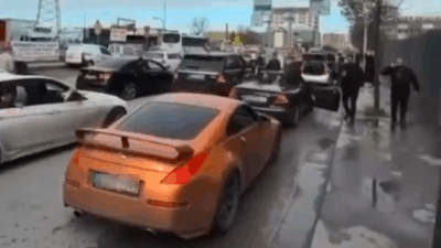 İstanbul Bağcılar’da lüks araçlarla oluşan düğün konvoyu, yol ortasında durarak