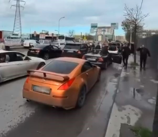 İstanbul Bağcılar’da lüks araçlarla oluşan düğün konvoyu, yol ortasında durarak