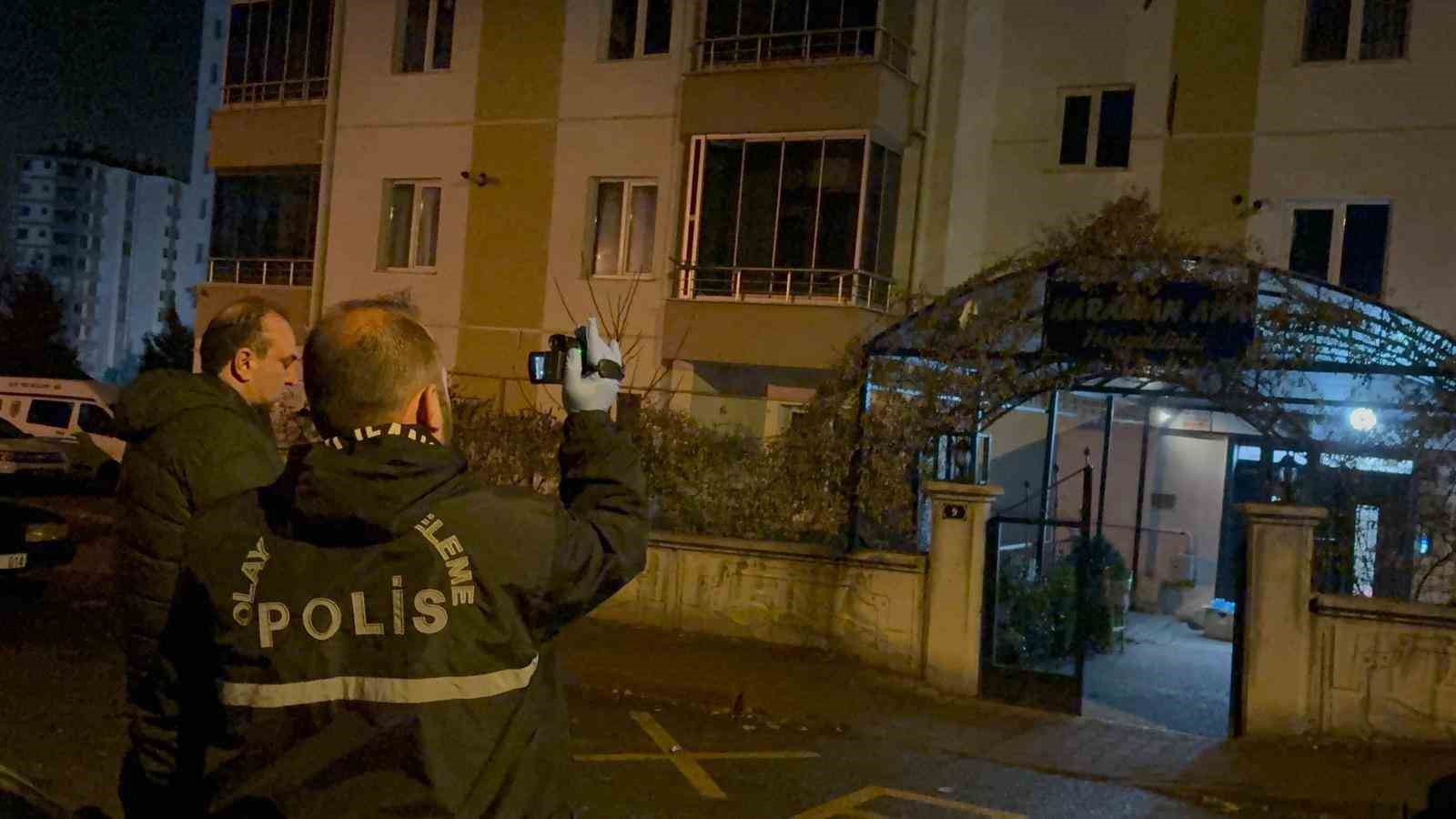 Bir evde çıkan tartışmanın büyümesi sonucu baba ve oğlu bıçakla