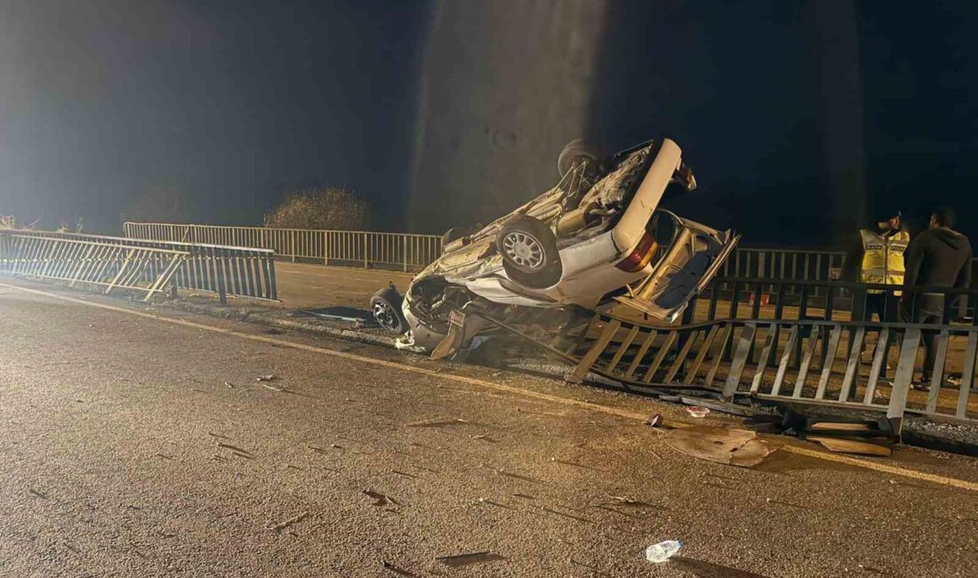 Afyonkarahisar'da köprü demirlerine çarpıp devrilen otomobilde bir kişi hayatını kaybederken