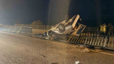 Afyonkarahisar'da köprü demirlerine çarpıp devrilen otomobilde bir kişi hayatını kaybederken