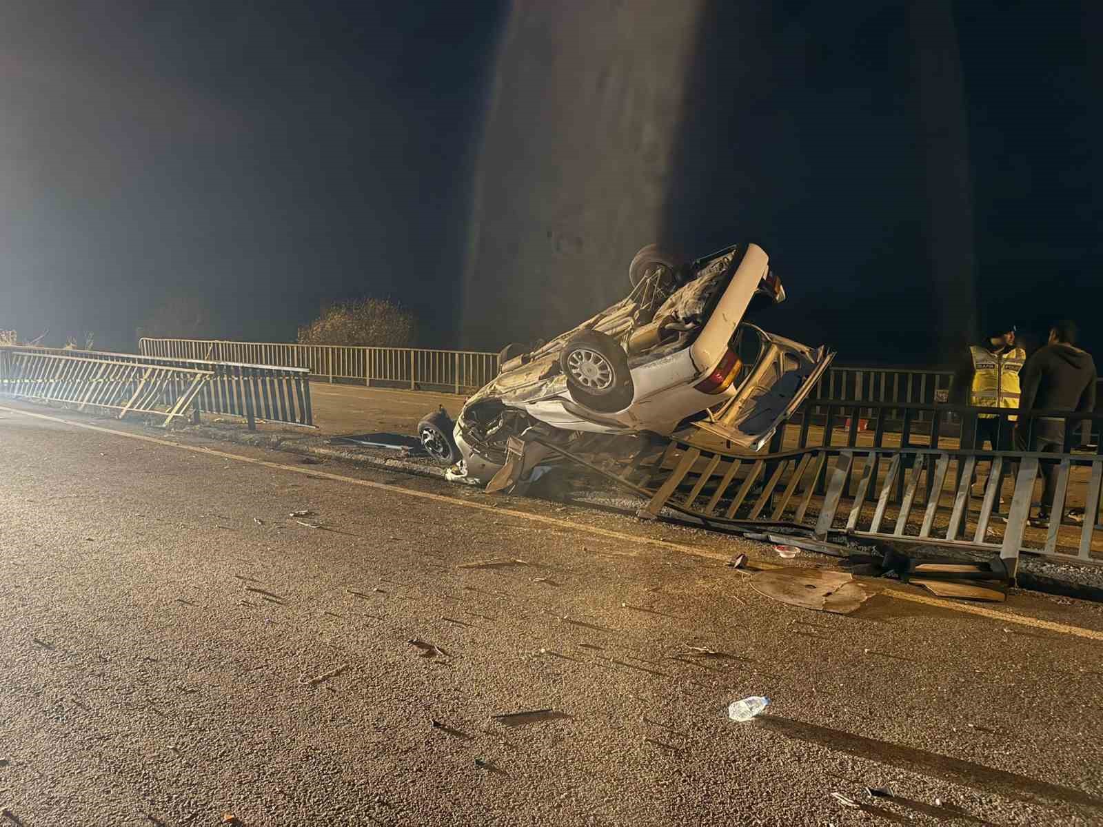 Afyonkarahisar'da köprü demirlerine çarpıp devrilen otomobilde bir kişi hayatını kaybederken