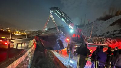 Hakkari'de bir otomobilin sürücüsünün direksiyon hakimiyetini kaybetmesi sonucu araç su