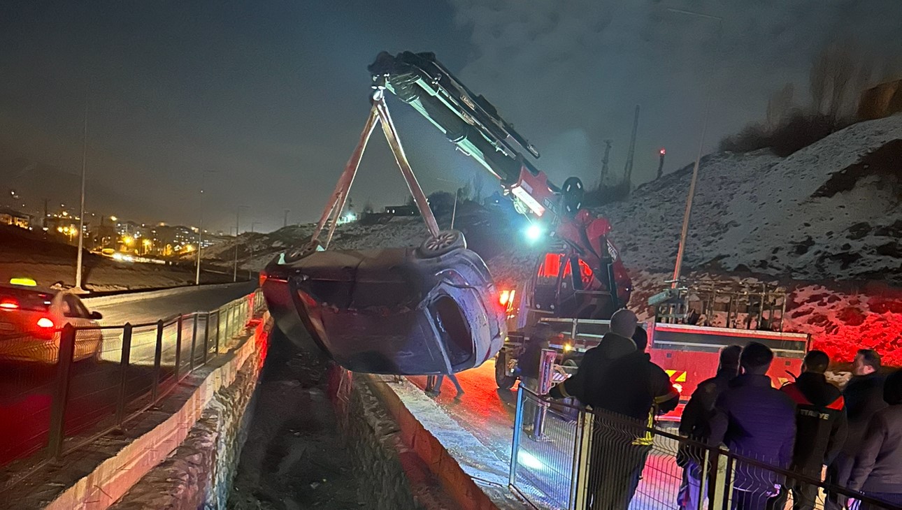 Hakkari'de bir otomobilin sürücüsünün direksiyon hakimiyetini kaybetmesi sonucu araç su