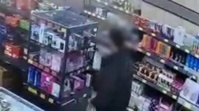 İstanbul Esenler'de bulunan zincir markette, kilitli vitrini açarak bir cep