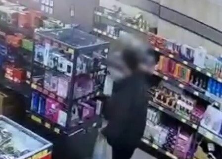 İstanbul Esenler'de bulunan zincir markette, kilitli vitrini açarak bir cep