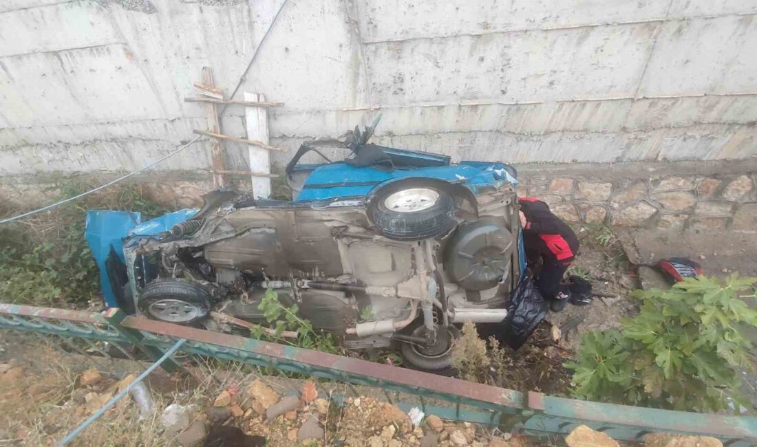 Sürücüsünün kontrolünden çıkan otomobilin drenaj kanalına uçma anı, güvenlik kameraları