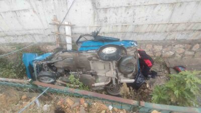 Sürücüsünün kontrolünden çıkan otomobilin drenaj kanalına uçma anı, güvenlik kameraları