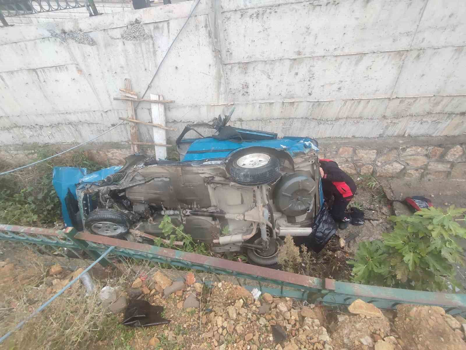 Sürücüsünün kontrolünden çıkan otomobilin drenaj kanalına uçma anı, güvenlik kameraları