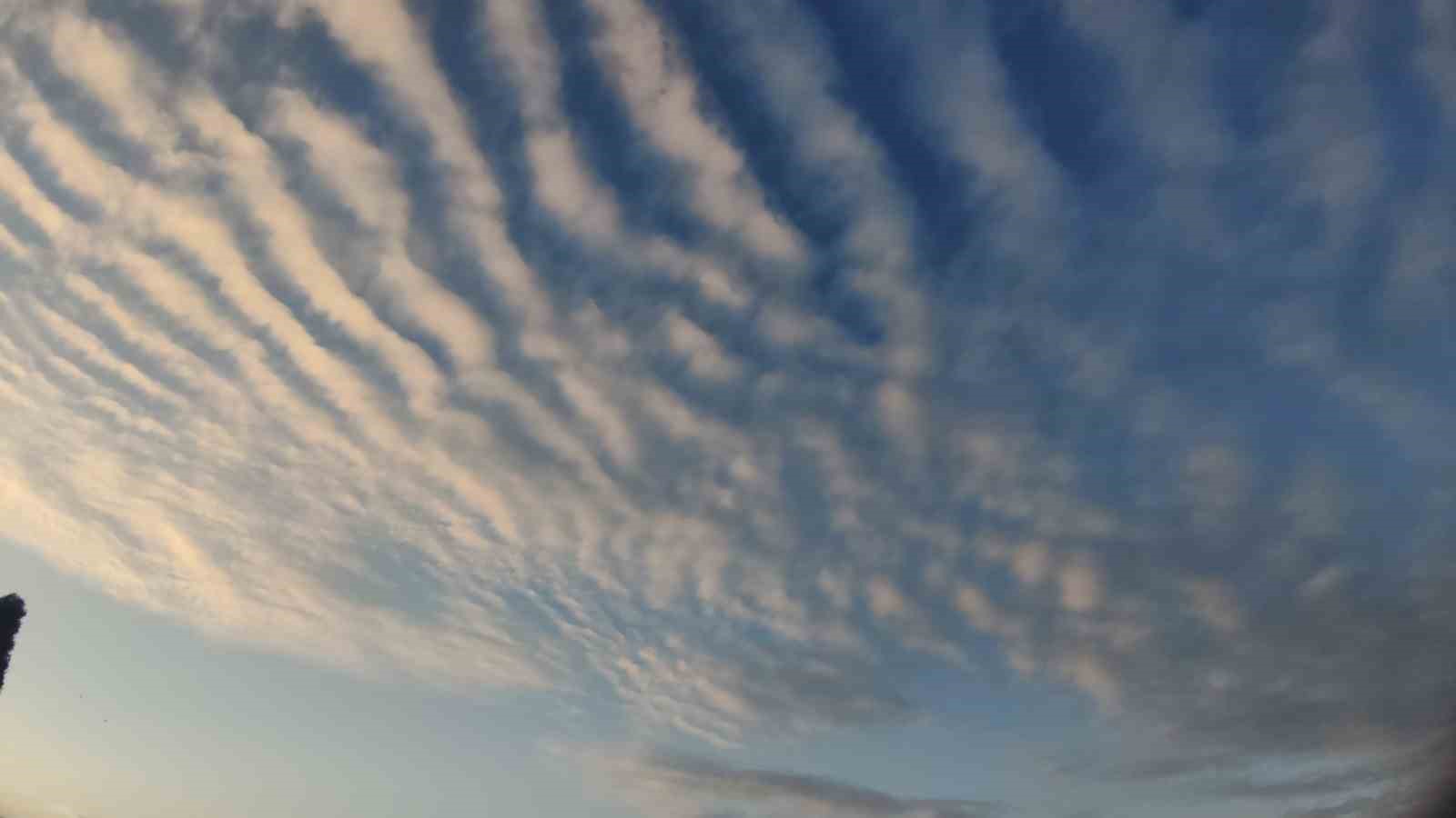 Van'da gökyüzünde belirginleşen sirrokümülüs (Cirrocumulus) bulutları, kent semalarını adeta bir